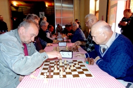 MESNI ODBOR SNS-a - ZA PENZIONERE: Druženje za šahovskom tablom