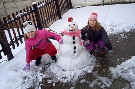 FOTO REPORTAŽA: Pao snežak beli pa decu veseli!