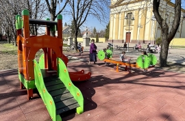 NASTAVLJA SE UREĐENJE PARKA U CENTRU STARČEVA: Novo, moderno igralište za decu